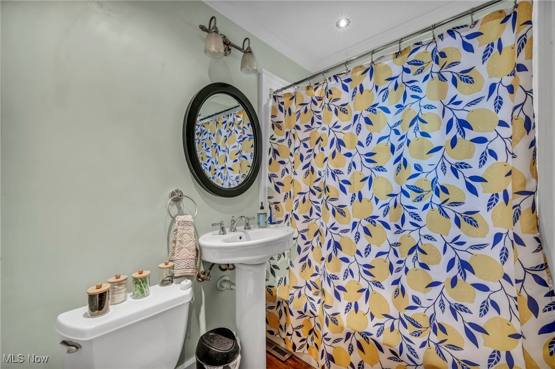 Lakewood, Ohio 44107, United States, 5 Bedrooms Bedrooms, ,3 BathroomsBathrooms,Residential,Active,195885