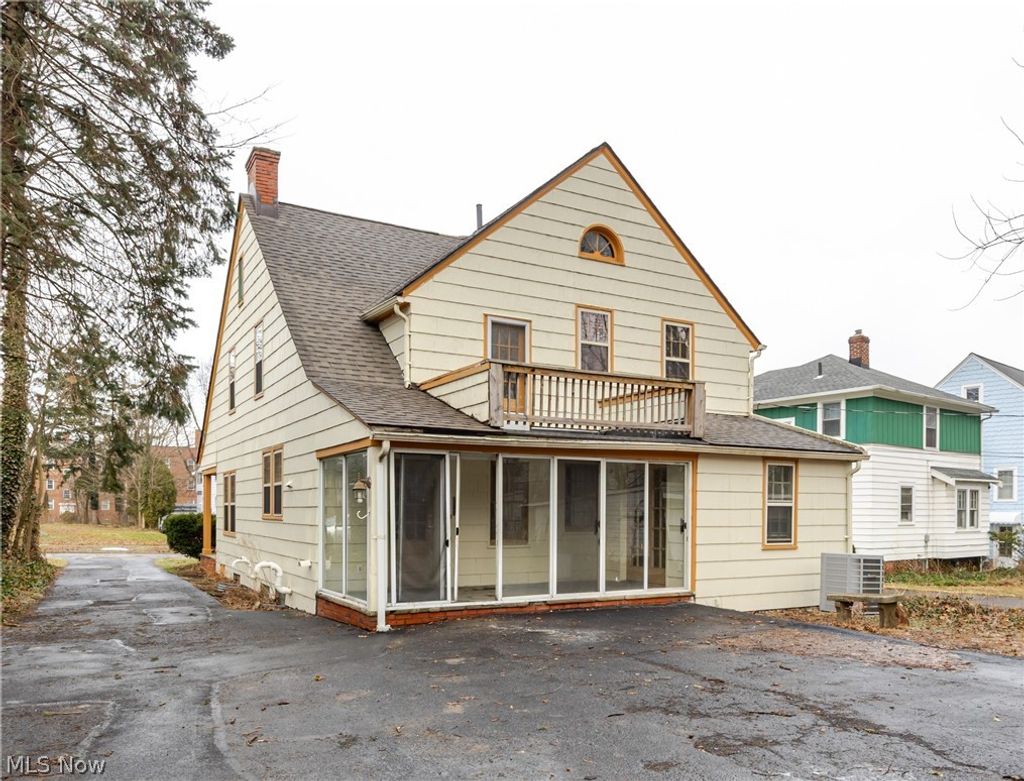 Photo of 979 Oxford Road, Cleveland Heights, OH 44121 (MLS # 5202858)