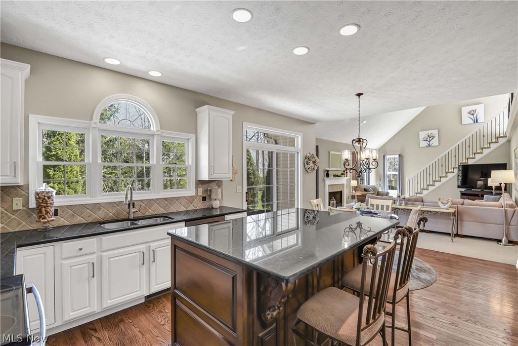 Photo of 607 Parkside Drive, Avon Lake, OH 44012 (MLS # 5199022)