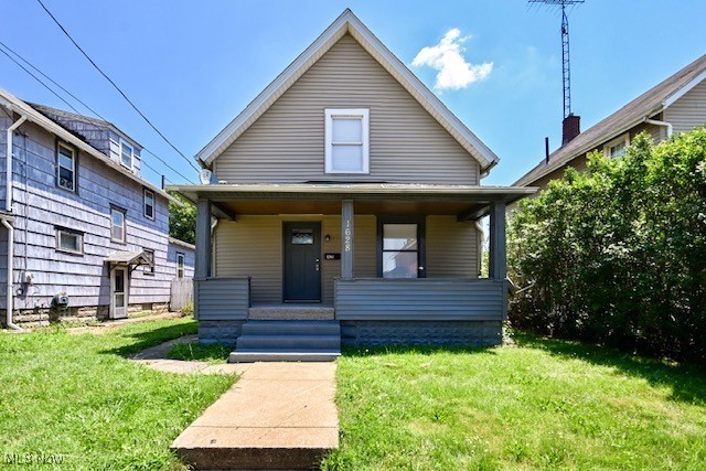 Welcome to 1628 Clark Ave., S.W. Beautiful Two Story with three Bedrooms, and 1-1/2 Baths. Vinyl sided. One car detached Garage. Deck off Dinette area. Everything freshly painted throughout.