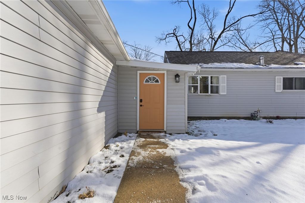 Photo of 9800 Gleeson Drive, Valley View, OH 44125 (MLS # 5183106)