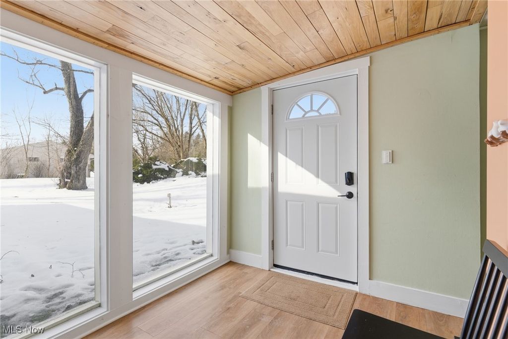 Photo of 9800 Gleeson Drive, Valley View, OH 44125 (MLS # 5183106)