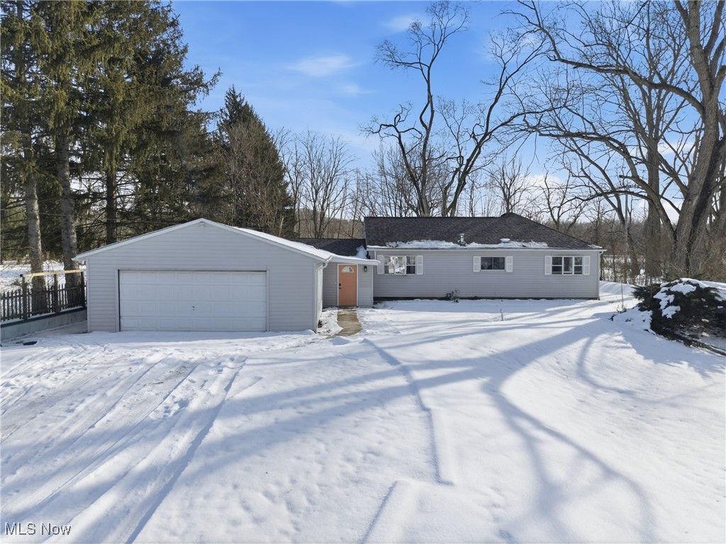 Photo of 9800 Gleeson Drive, Valley View, OH 44125 (MLS # 5183106)
