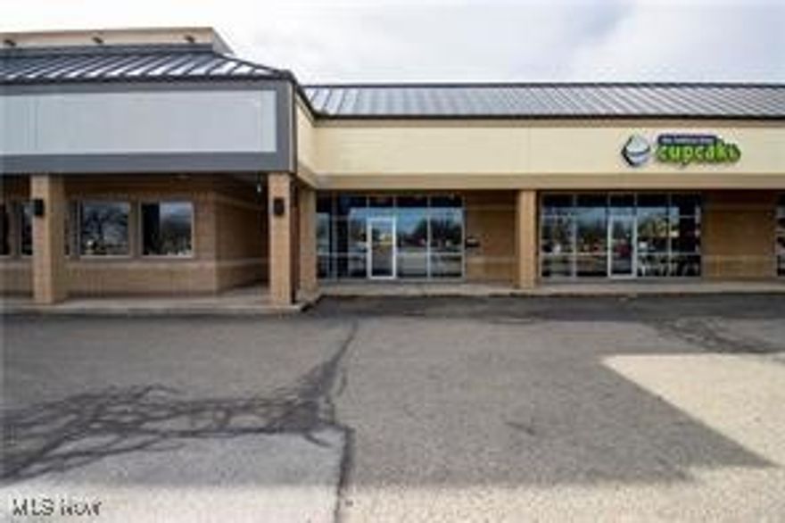 Large 3600 SF space available in premiere shopping center in Wooster's north end. Anchor stores include Tractor Supply and Buffalo Wild Wings.