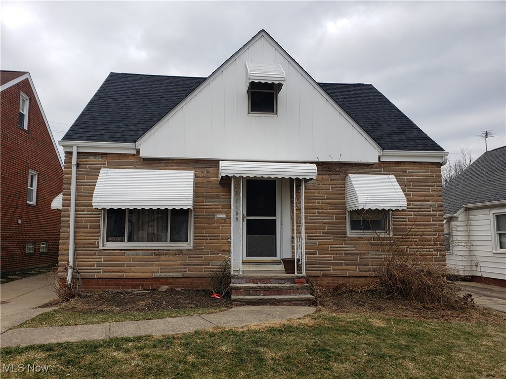 Great Investment opportunity! Three-bedroom, one bath home with new furnace. Mix of hardwood and tile flooring throughout the first floor, carpet upstairs.
