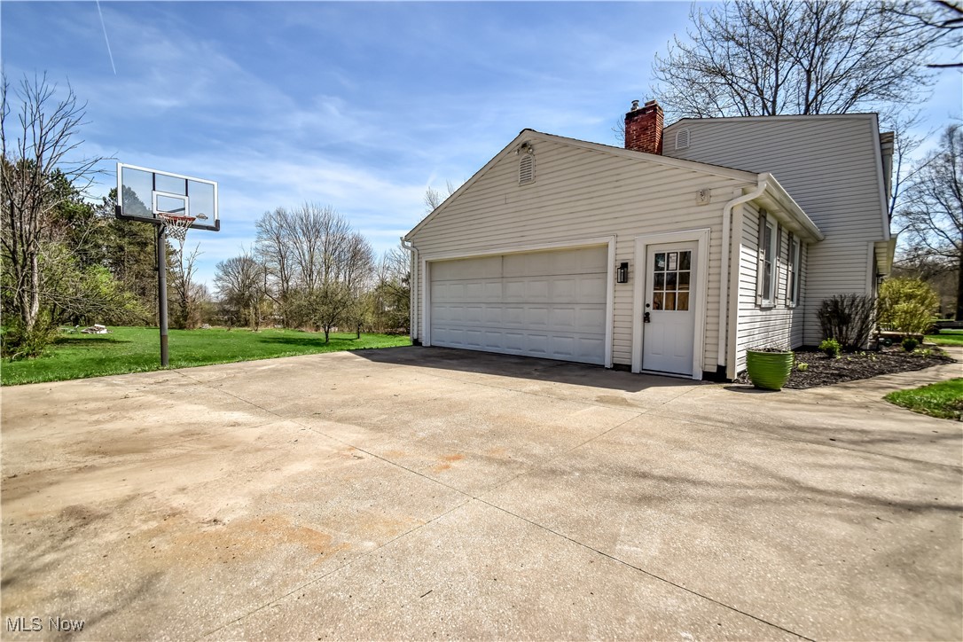 18029 Millstone Drive, Chagrin Falls, Ohio image 3
