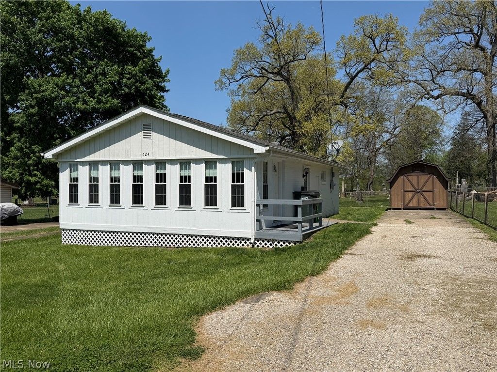 Photo of 624 Cemetery Street, Coshocton, OH 43812 (MLS # 5203846)