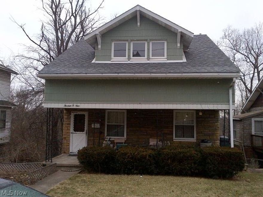 NICE HOME, WELL MAINTAINED. KITCHEN APPLIANCES PLUS WASHER & DRYER.  3RD BR CAPTIVE. QUIET STREET. PRIVATE WOODED BACKYARD. PRICED TO SELL! WALKING DISTANCE TO F.U.S.