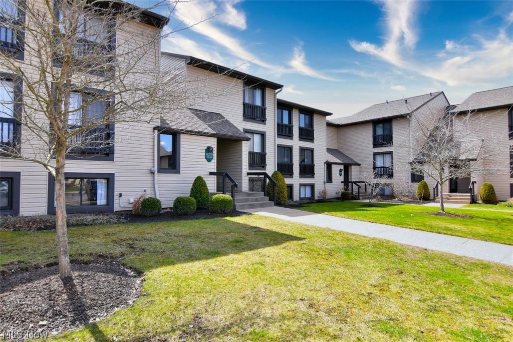 Photo of 6270 Greenwood Pkwy #302, Sagamore Hills, OH 44067 (MLS # 5195980)