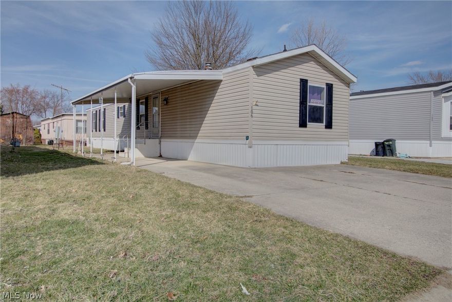 This cozy Colonial Oaks Skyline mobile home has so much to offer. With a large master and on-suite full bath with a garden tub, you can enjoy a relaxing evening before heading off to bed! The kitchen is huge with plenty of counter space for those who like to cook (or not-it looks good any way!), and space for a dining table. There are three bedrooms in total and two full baths and a generously sized living room. There is a large carport for parking, and a small shed for extra storage. Updates include new carpet in master bedroom, LVT in the other two bedrooms this year, furnace in 2020, AC in 2017 and hot water tank in 2019. All appliances stay!
All that's left to do is move in!