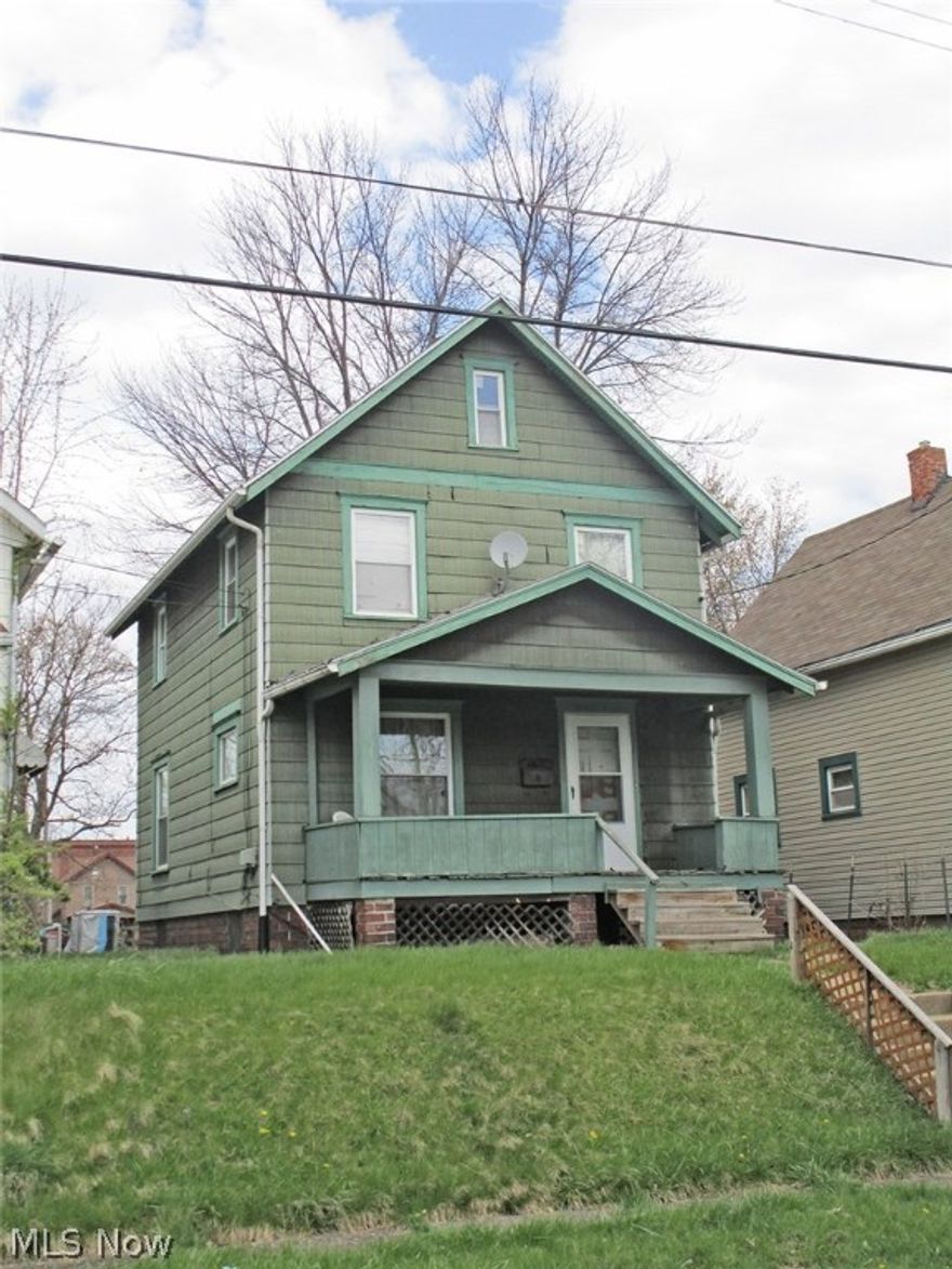 3 bedroom investment home with 1,094 sq. ft.  Main level features living room, dining room, kitchen and family room.  Second level with 3 bedrooms and full bath.  Full basement.  Great investment or starter home.