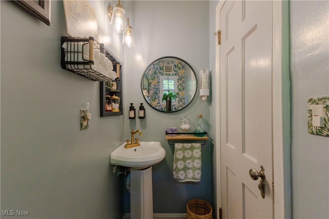 4541 South Hills Drive, Cleveland, Ohio image 17