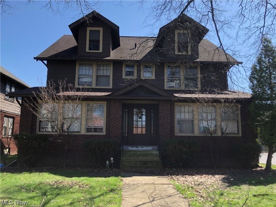 Spacious  side by side duplex with seperate utilities. Each unit has kitchen that leads to the dining room that opens to living room.
Half bath on first floor of each unit. Upstairs has three bedrooms and one full bath. Tennants pay all utilities. Call for your private showing today.