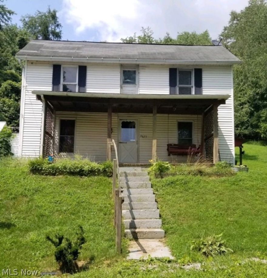 Move-in ready home located on a quiet dead-end street on the outskirts of Roseville, this property sits on almost an acre lot that is partially wooded.  Seller is motivated to sell. The home would be a great investment property.