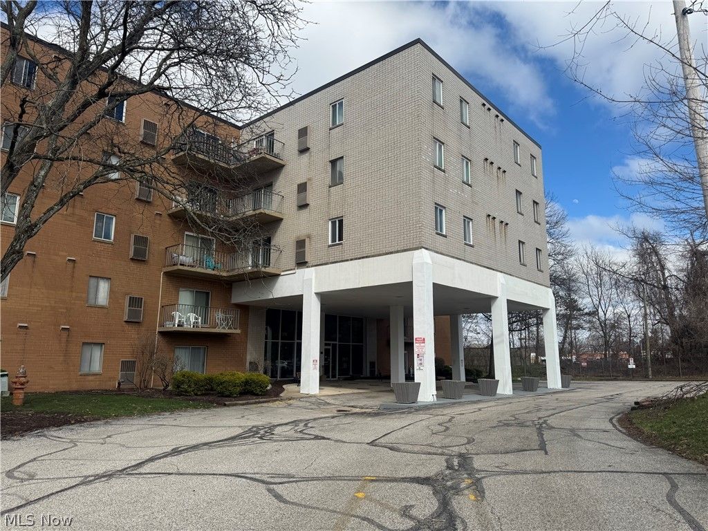 Photo of 3675 Clague Road #316, North Olmsted, OH 44070 (MLS # 5198141)