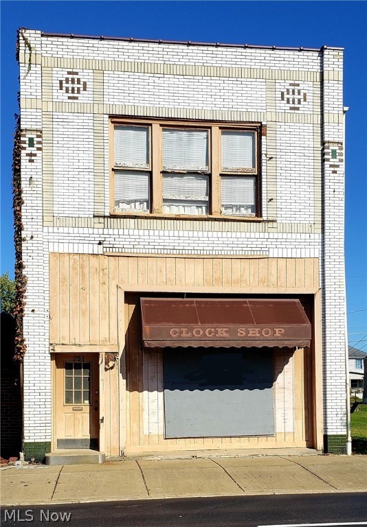 Great Main St. location in Downtown Zanesville. Main level has been gutted. Apartment on second floor has started to be remodeled. Garage door in rear with car lift that has not been used in many years. 4,176 total square feet.