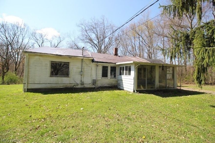 Here's your chance to buy this approx. 1,797 sqft. fixer-upper sitting on approx. .425 acres in Hubbard. Major work will be required to make move-in ready, so if you like a project, this could be it - Come take a look!