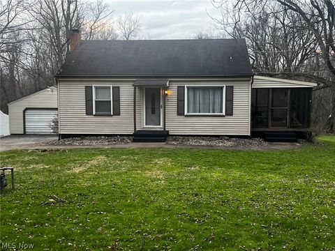 Homes For Sale - 1965 Hubbard Thomas Road<br/> Trumbull County, Hubbard, OH 44425