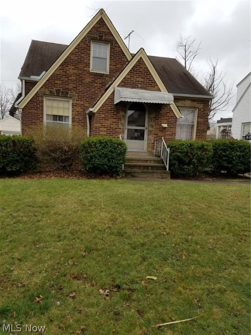 Near Cleveland Public Zoo. Public Transportation. Close To Ridge Park Square For Shopping.