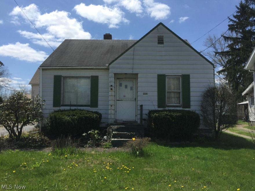 3 bedroom cape cod would make a good starter home.  Close to amenities! Call for your showing today!