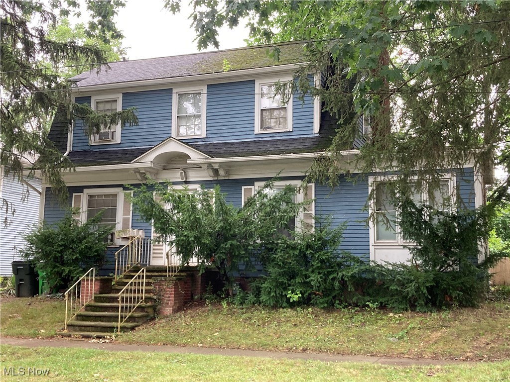 Investment opportunity! This triplex has two 1 bedroom / 1 bathroom units and a studio apartment. Conveniently located close to downtown.