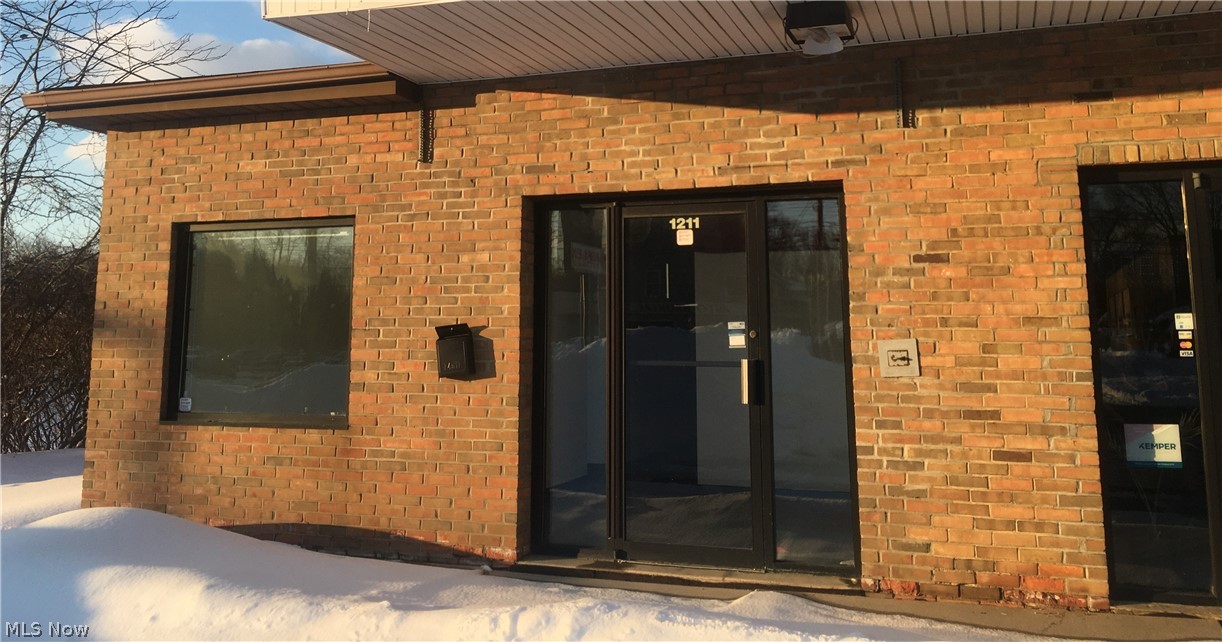 Commercial building for rent in a neighborhood plaza on border of Stow and Kent. The is an end unit in a five front plaza. Plenty of parking available, large lot o land in back of building can be rented with an extra cost as well as a garage storage unit. All codes and inspections will be the responsibility of the tenant before business can operate.