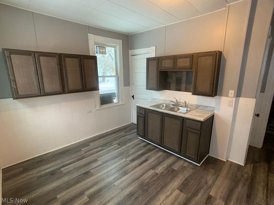 Updated lower unit. Requires 1st month , last month and security deposit.