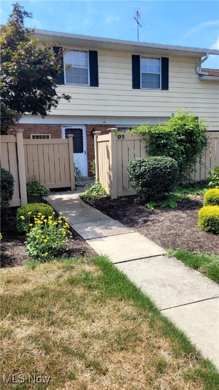 Townhouse condo in a great location. Nice floorplan Great access to all Mentor has to offer, & easy access to highways.