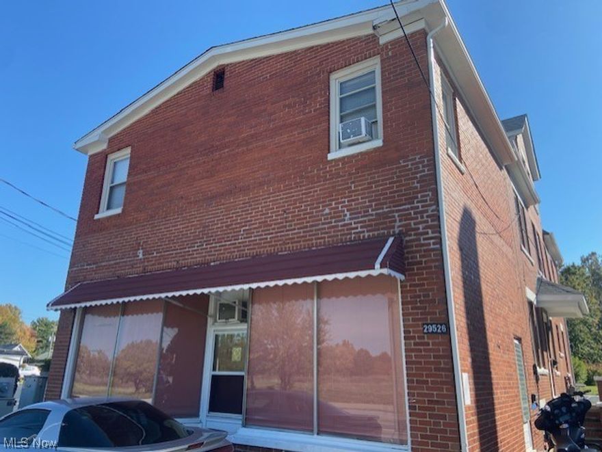 Spacious and clean top-floor private unit with large family room and open-floor plan. Large eat-in kitchen with updated appliances. Beautiful unit. Parking in the back-lot.