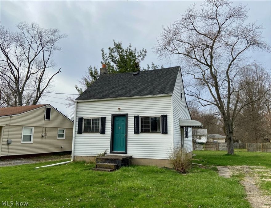 Affordable two bedroom, one bath Cape Cod sitting on a roomy 62x150 lot in the Howland school district.