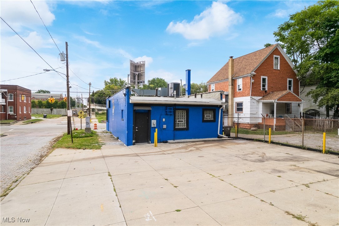 Voris - Commercial Sale