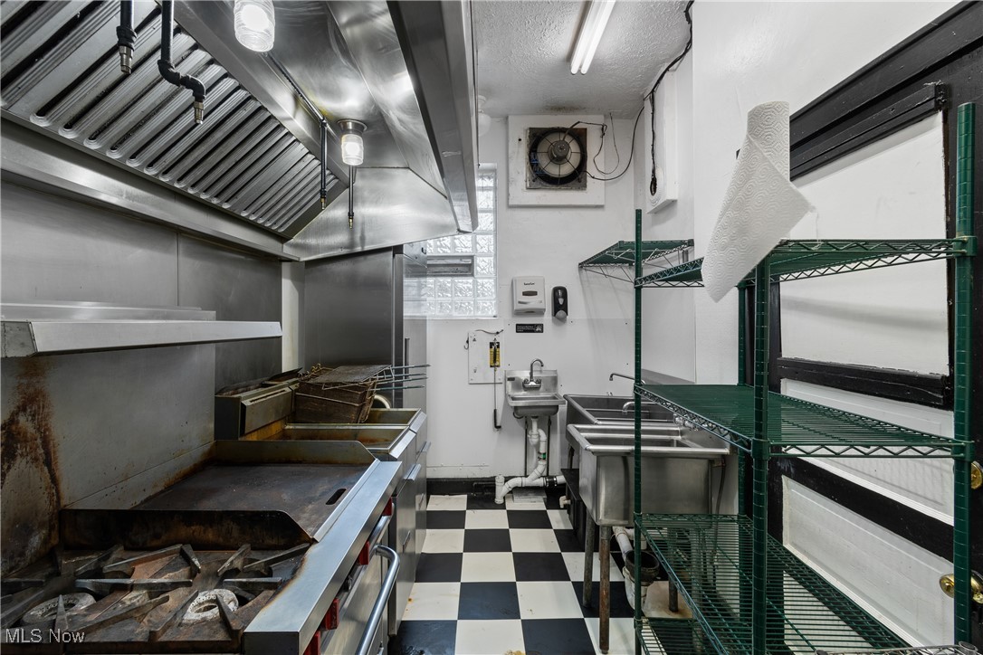 Voris - Commercial Sale