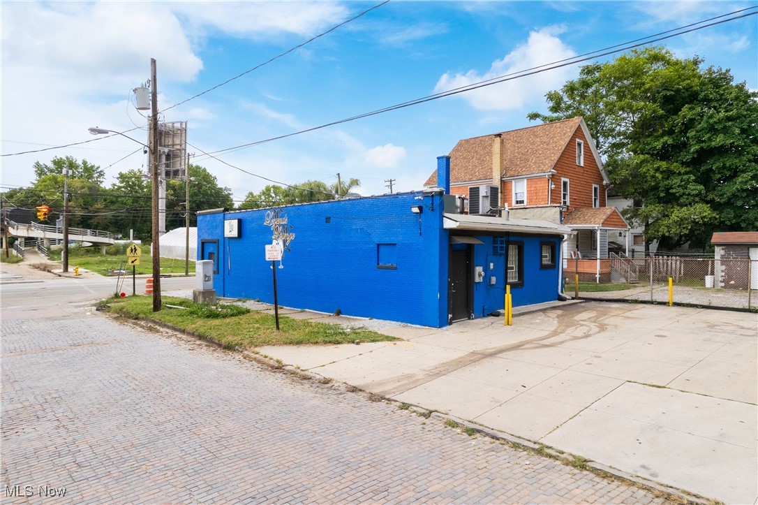 Voris - Commercial Sale
