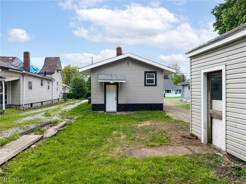 Photo of 532 Washington Avenue, Barberton, OH 44203 (MLS # 5207604)