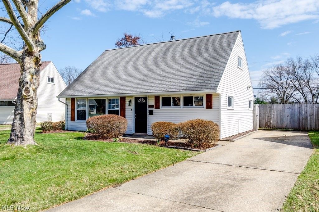 Photo of 2331 Larchdale Drive, Cuyahoga Falls, OH 44221 (MLS # 5196991)