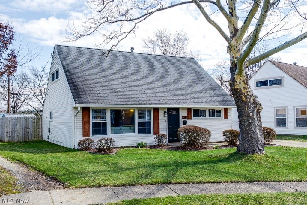 Photo of 2331 Larchdale Drive, Cuyahoga Falls, OH 44221 (MLS # 5196991)