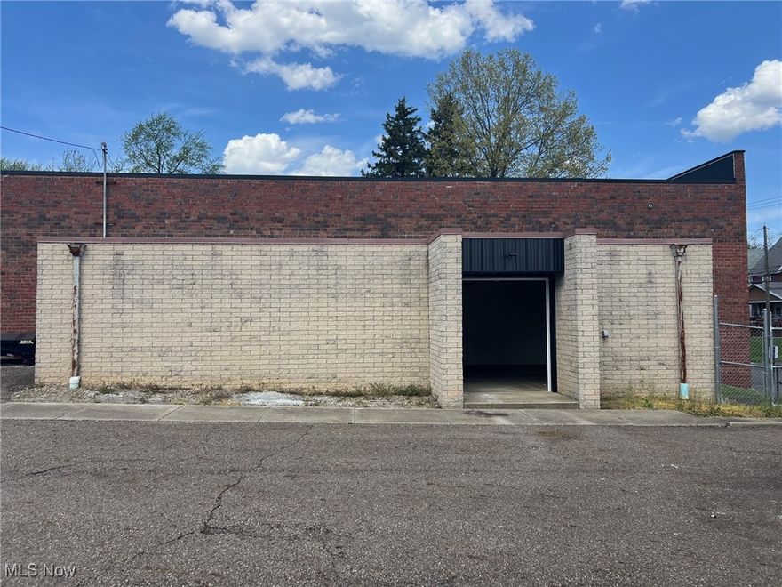 Lease this 46x19 open space commercial warehouse for your business use or storage needs. Cost is $400 a month or $500 heated. There is a 7x8 Garage Door for access - owner will cut in man door if tenant requires that type of entry. Has a secured fenced in lot with parking for 2-3 vehicles. There is a tenant shared restroom with access code.