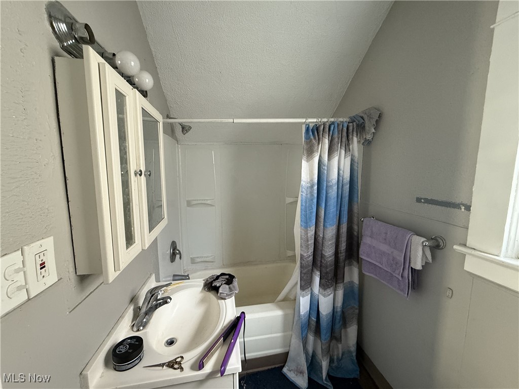 Henderson Realty Cos Lake Shr B - Residential