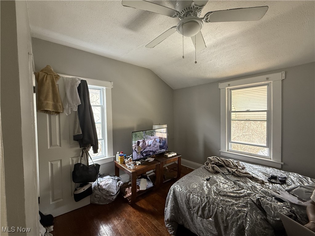 Henderson Realty Cos Lake Shr B - Residential