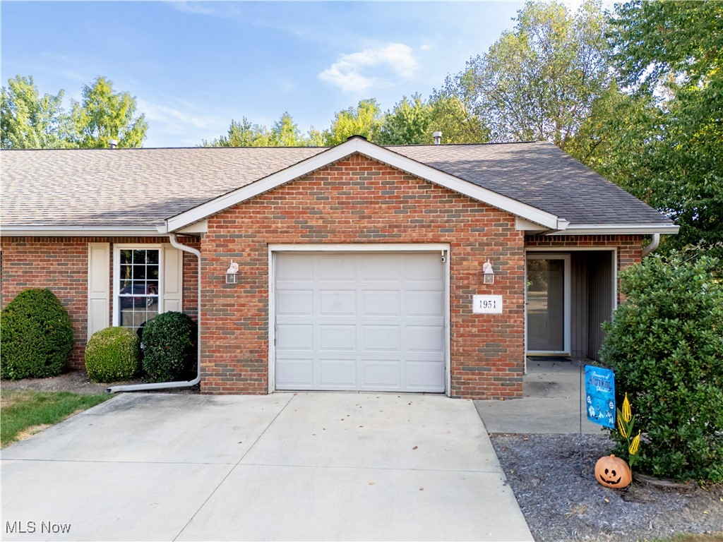 This bright and inviting end-unit condo offers the perfect blend of comfort and convenience, just minutes from downtown. The spacious living room features two skylights that flood the space with natural light, while the luxury vinyl flooring adds a modern touch throughout.
The nice-sized kitchen provides plenty of cabinet space, ideal for storage and meal prep. The master bedroom is generously sized and easily accommodates a king bed.
Enjoy peace of mind with recent updates including a new refrigerator and new hot water tank (2024). Step outside to your own private patio, perfect for relaxing or entertaining.