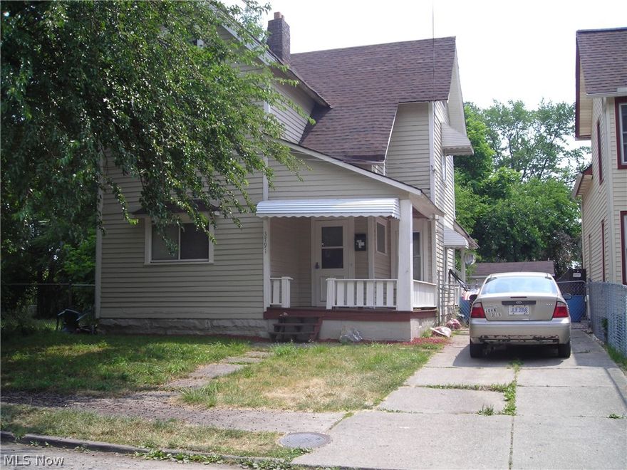 Great investment opportunity. Bring this multi-family house back to life & reap the rewards of great rent for the area. Less than 10 minutes from shopping, Steel Yard Commons, downtown & airport.