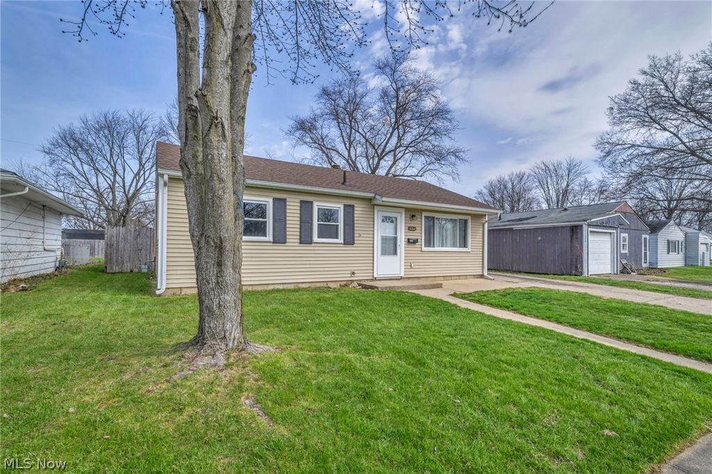 Photo of 604 Bell Avenue, Elyria, OH 44035 (MLS # 5197431)