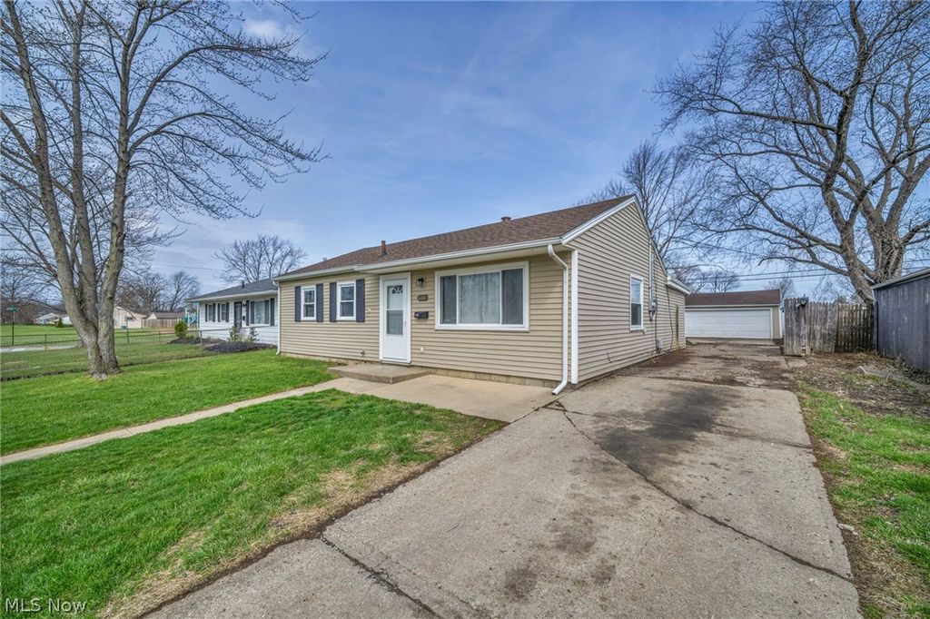 Photo of 604 Bell Avenue, Elyria, OH 44035 (MLS # 5197431)