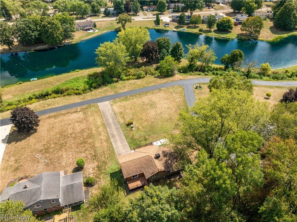 Photo of 5265 Pin Oak Street NW, Massillon, OH 44647 (MLS # 5187537)