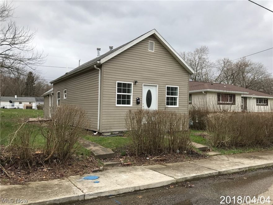 2 bedroom 1 bath bungalow in Zanesville with newer siding and windows. Cute little house! Owner will finance with the right terms.