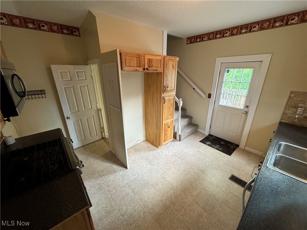 208 Walton Avenue, Barnesville, Ohio image 9