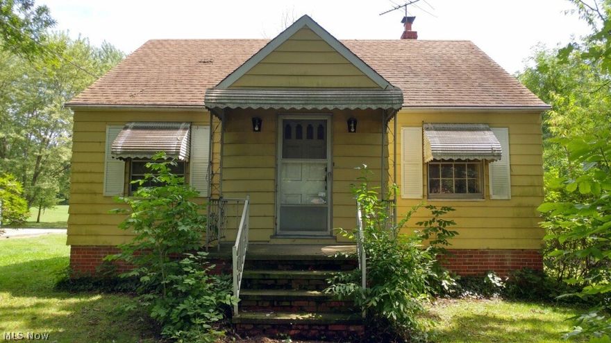 Don't miss this opportunity to capture ownership in North Royalton for under six figures. This home offers endless possibilities to create a starter home. Upstairs garage storage space. Centrally located between downtown North Royalton and Strongsville, close to South Park Mall and providing easy access to the highway, multiple parks, golf courses, and the Pleasant Valley Shopping Center. Ready for immediate occupancy. Easy to see!