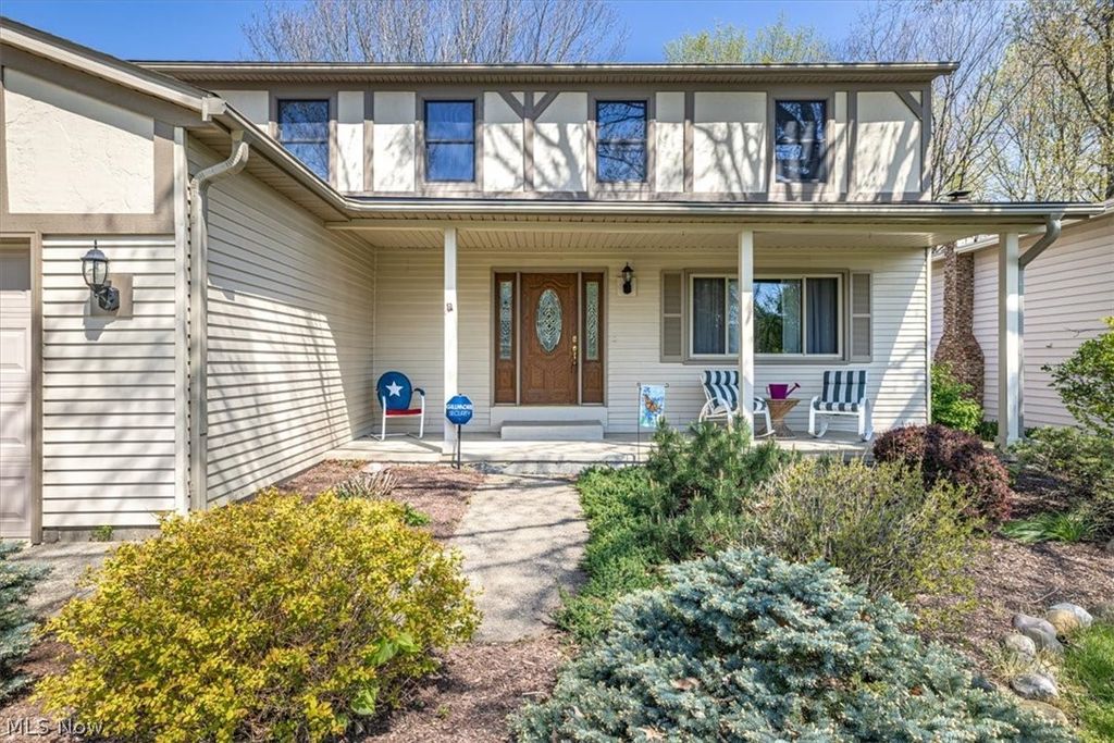 Photo of 14272 E Hartford Drive, Strongsville, OH 44136 (MLS # 5203261)