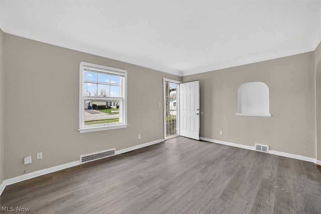 Photo of 17208 Lipton Avenue, Cleveland, OH 44128 (MLS # 5200564)