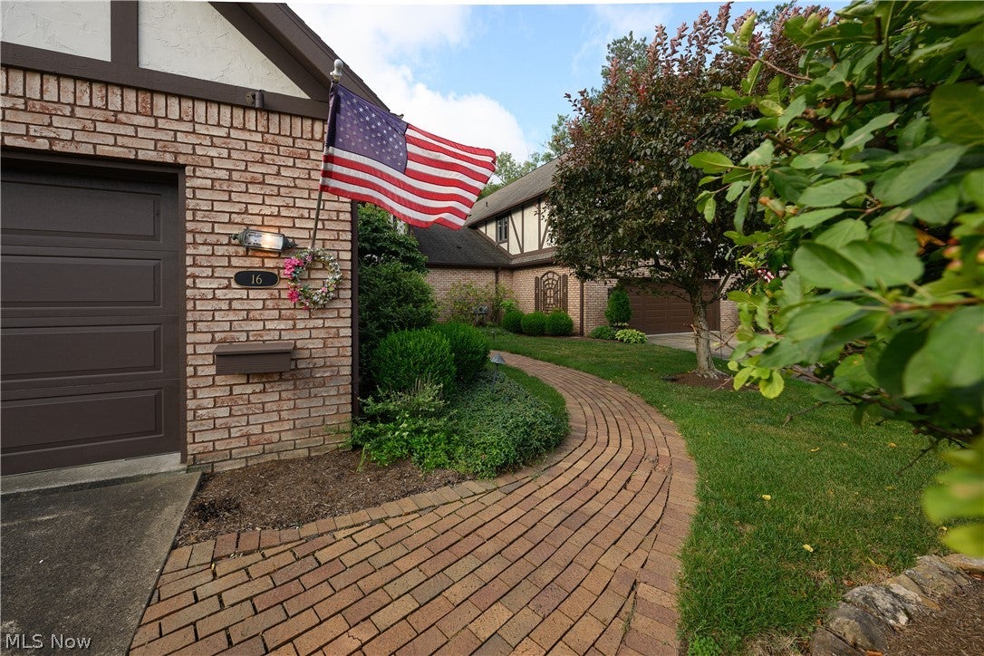 16 S Bentley Drive SE